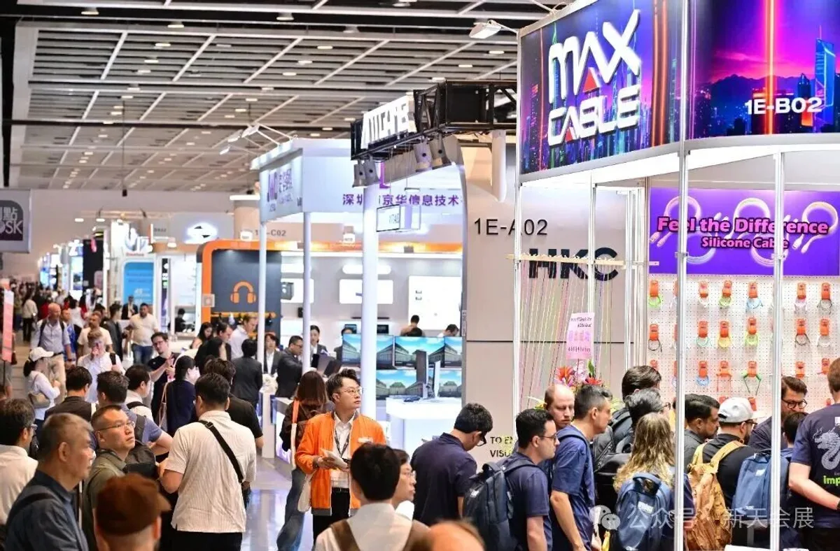 2025香港秋电展展馆过道人流与展位特装